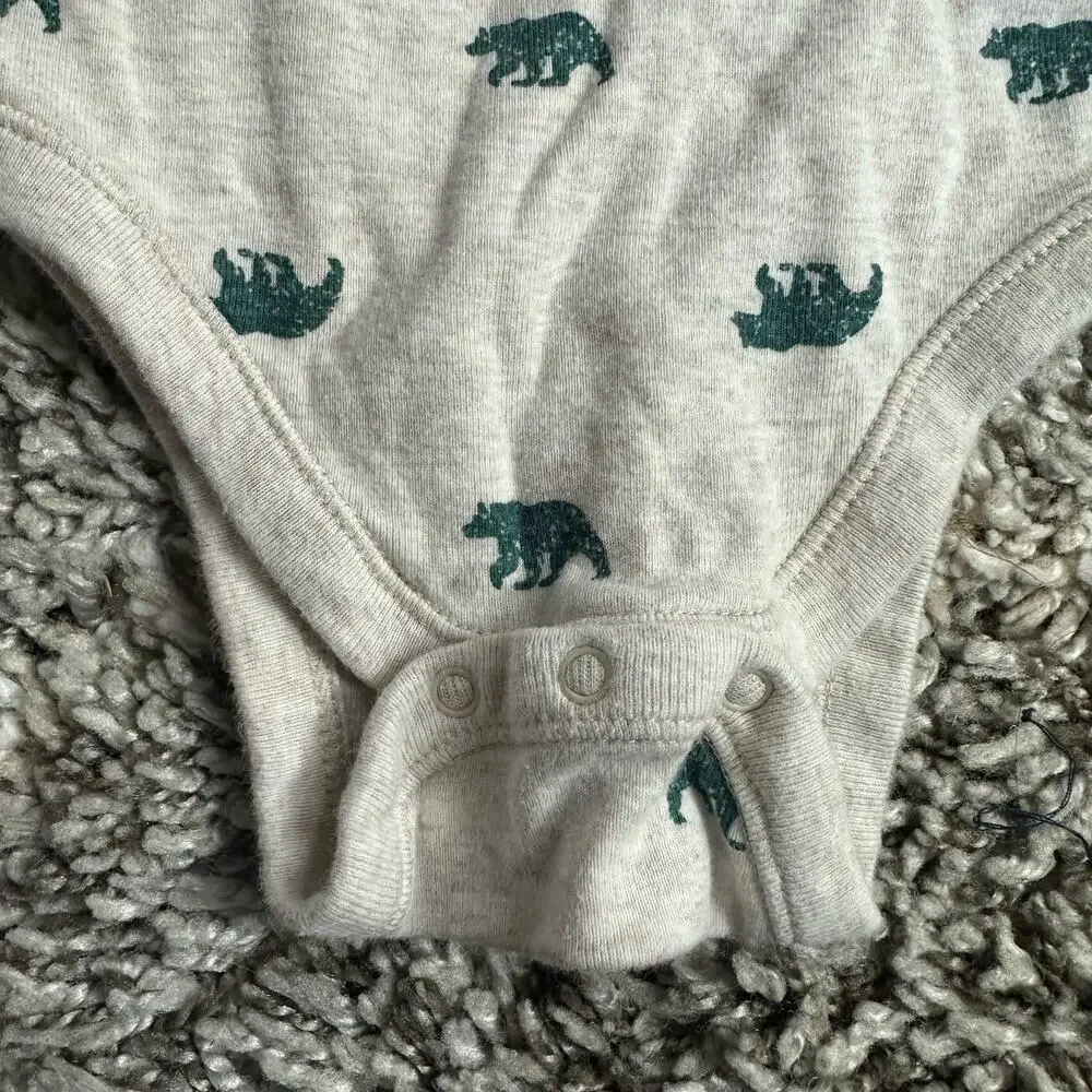 Old Navy Bear Print Onesie Bodysuit Gender Neutral Baby 12-18 Months Long Sleeve